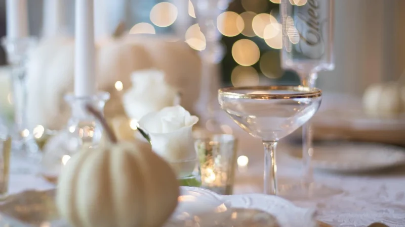 Czarne talerze: polska porcelana na świąteczny i codzienny stół