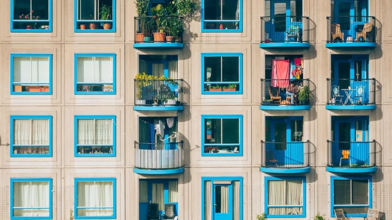 Siatka na balkon — profesjonalny montaż i skuteczna ochrona